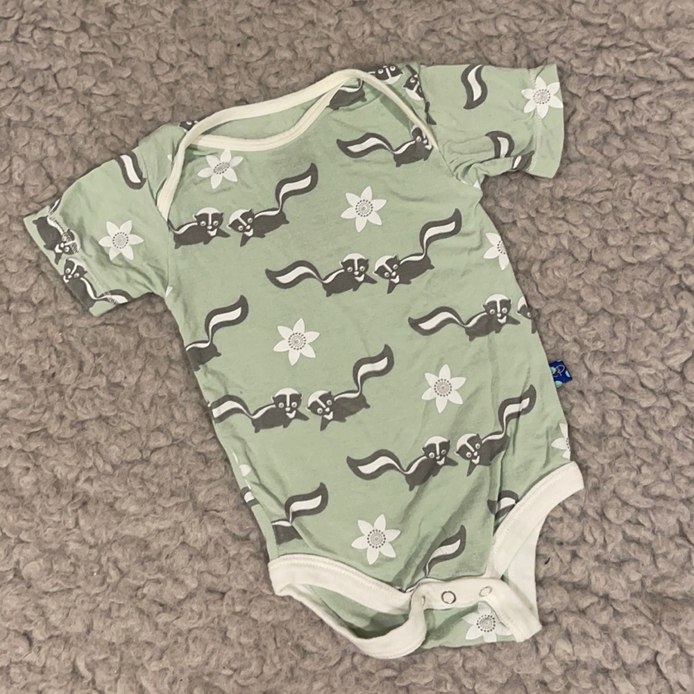 Kickee Pants - Skunk Short Sleeve Bodysuit 🦨
